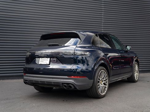Certified 2022 Porsche Cayenne Platinum Edition image 28