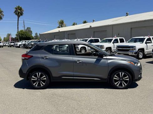 Used 2018 Nissan Kicks SR FWD image 11
