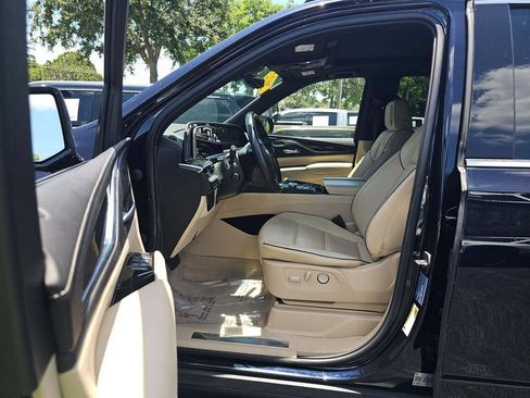 Used 2022 Cadillac Escalade Premium Luxury AWD/4WD image 3