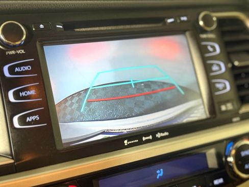 Used 2018 Toyota Highlander XLE AWD/4WD image 14