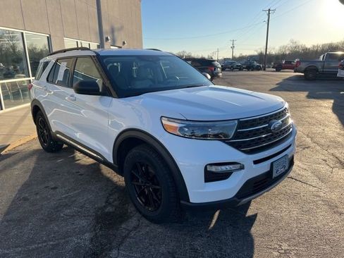 Used 2022 Ford Explorer XLT w/ Equipment Group 202A image 3