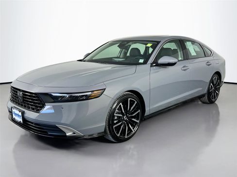 Used 2025 Honda Accord Touring image 2