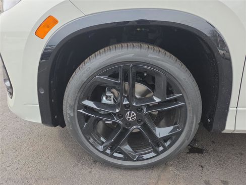 New 2026 Volkswagen Tiguan SE R-Line image 10