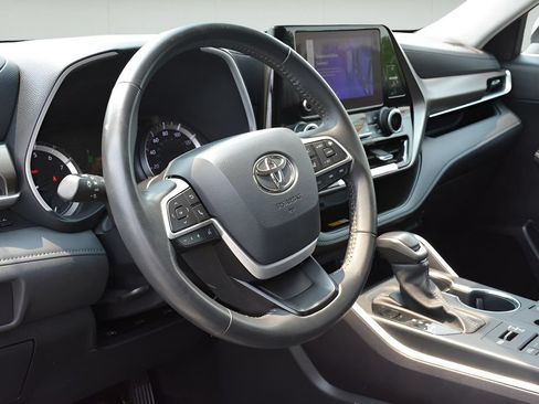 Certified 2024 Toyota Highlander XLE AWD/4WD image 10