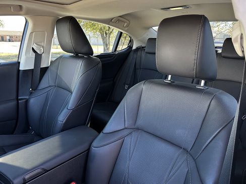 Used 2023 Lexus ES 300h Ultra Luxury image 14