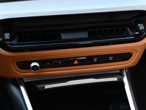 Certified 2025 BMW 330i Sedan image 19