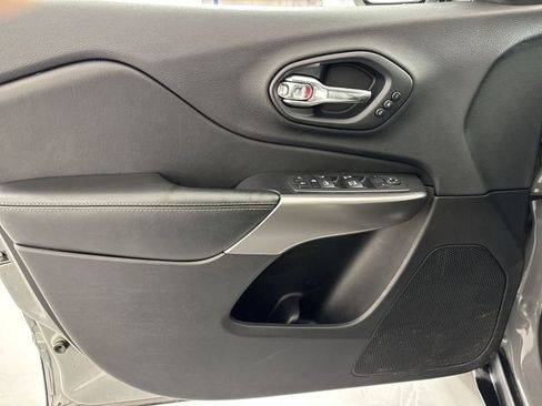 Used 2019 Jeep Cherokee Limited image 20