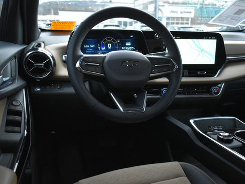 Used 2025 Chevrolet Equinox ACTIV w/ Safety and Technology Package image 17