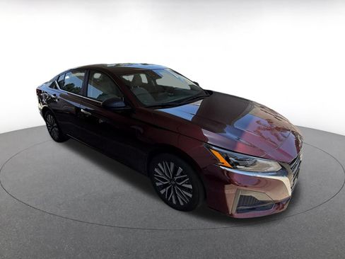 Used 2025 Nissan Altima 2.5 SV FWD image 15