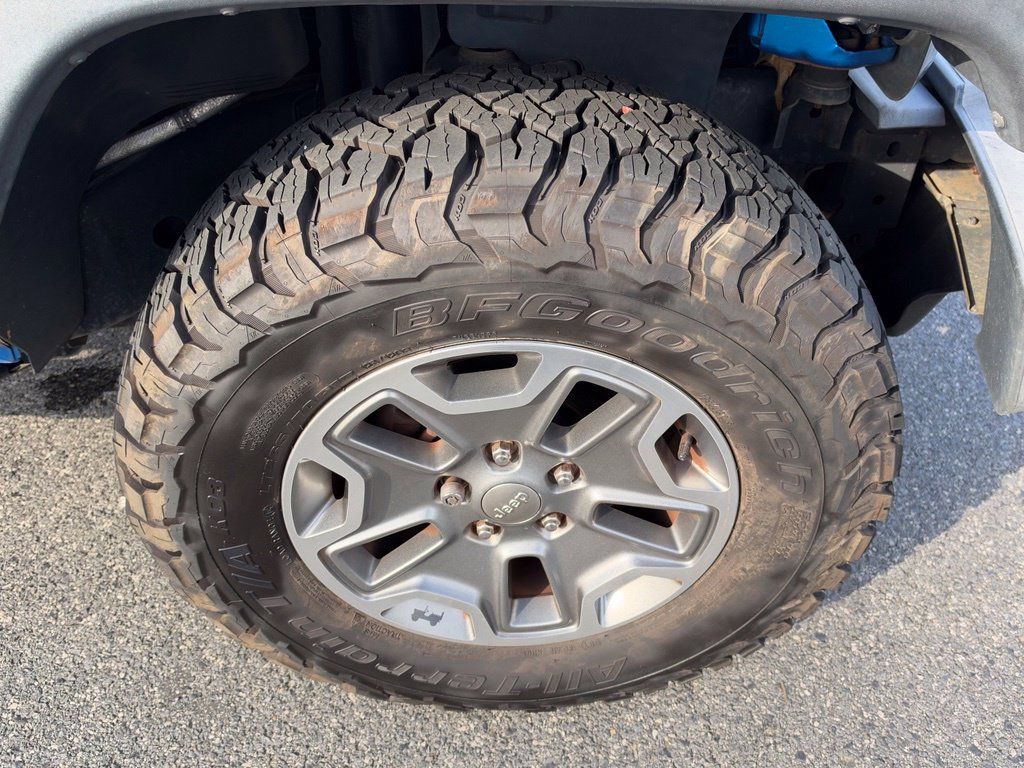 Used 2015 Jeep Wrangler Unlimited Rubicon w/ Connectivity Group AWD/4WD image 15