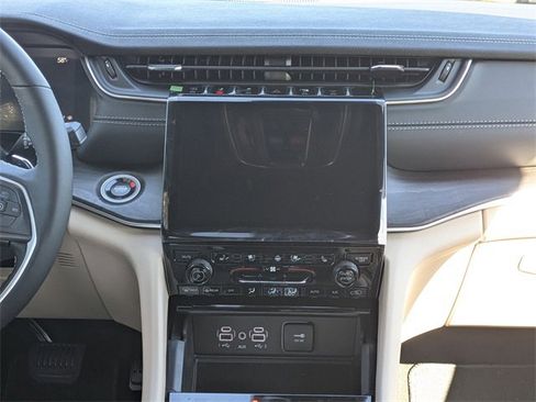 New 2025 Jeep Grand Cherokee Limited image 18