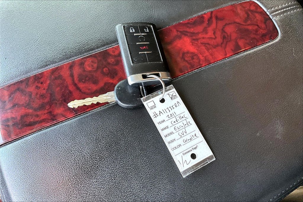 Used 2011 Cadillac Escalade ESV Premium RWD image 27