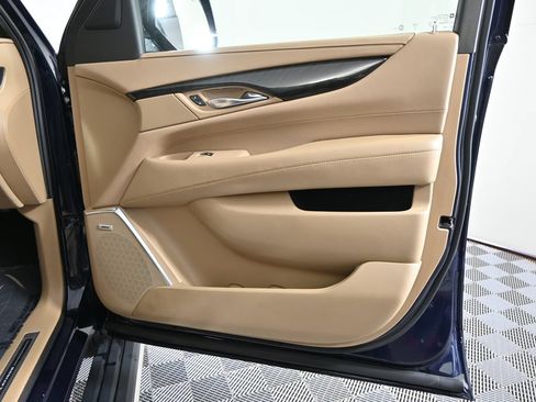 Used 2018 Cadillac Escalade Platinum AWD/4WD image 12