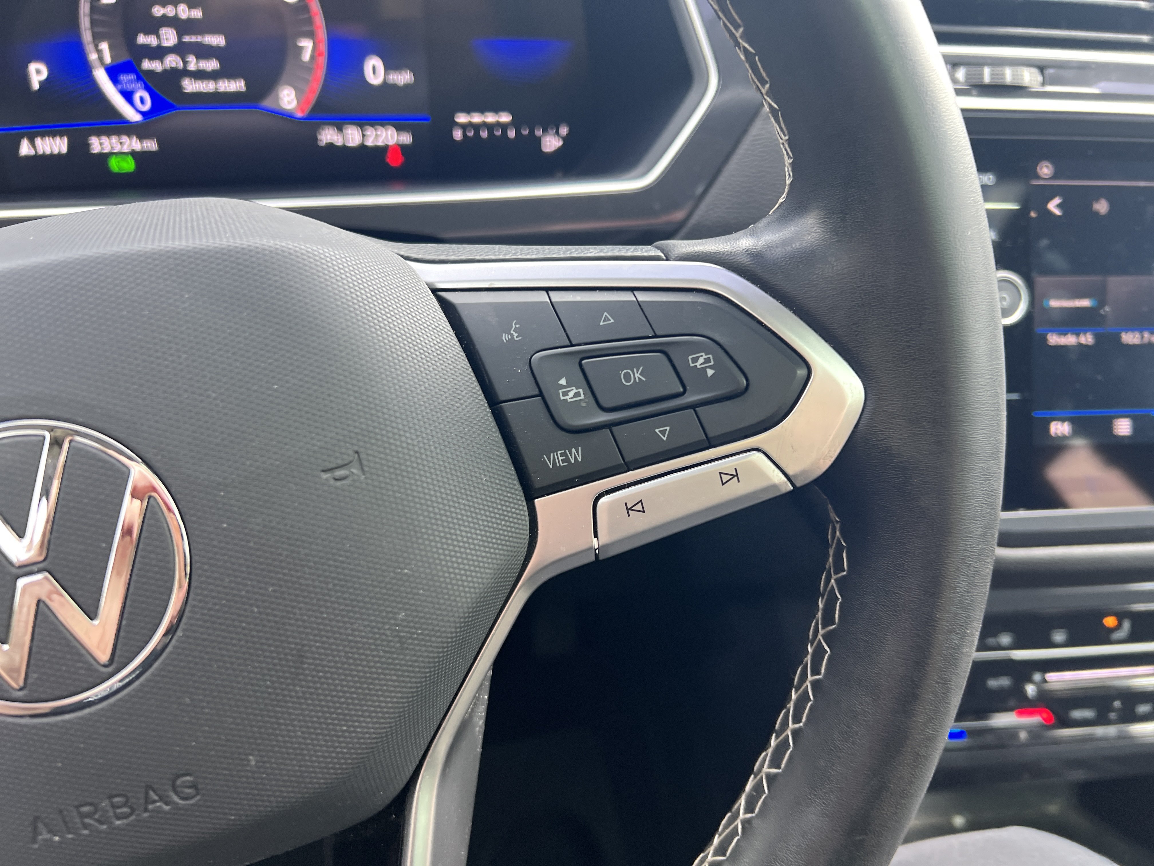 Used 2023 Volkswagen Tiguan SE w/ Panoramic Sunroof Package FWD image 15