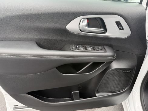 Used 2025 Chrysler Pacifica Select FWD image 19
