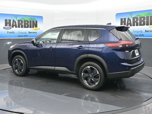 Used 2024 Nissan Rogue SV image 3