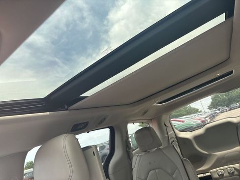Used 2017 Chrysler Pacifica Limited FWD image 2