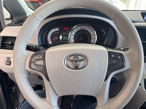 Used 2014 Toyota Sienna SE FWD image 40