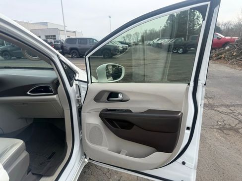 Used 2018 Chrysler Pacifica Touring-L image 63