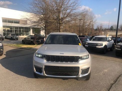 Used 2022 Jeep Grand Cherokee L Limited image 2