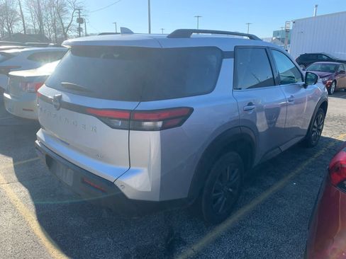Used 2024 Nissan Pathfinder SV image 5