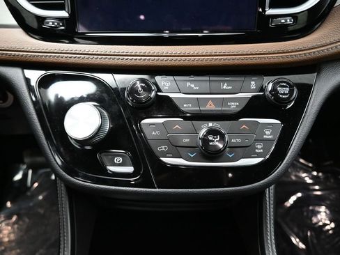 Used 2021 Chrysler Pacifica Limited w/ Premium & Safety Sphere Group image 30