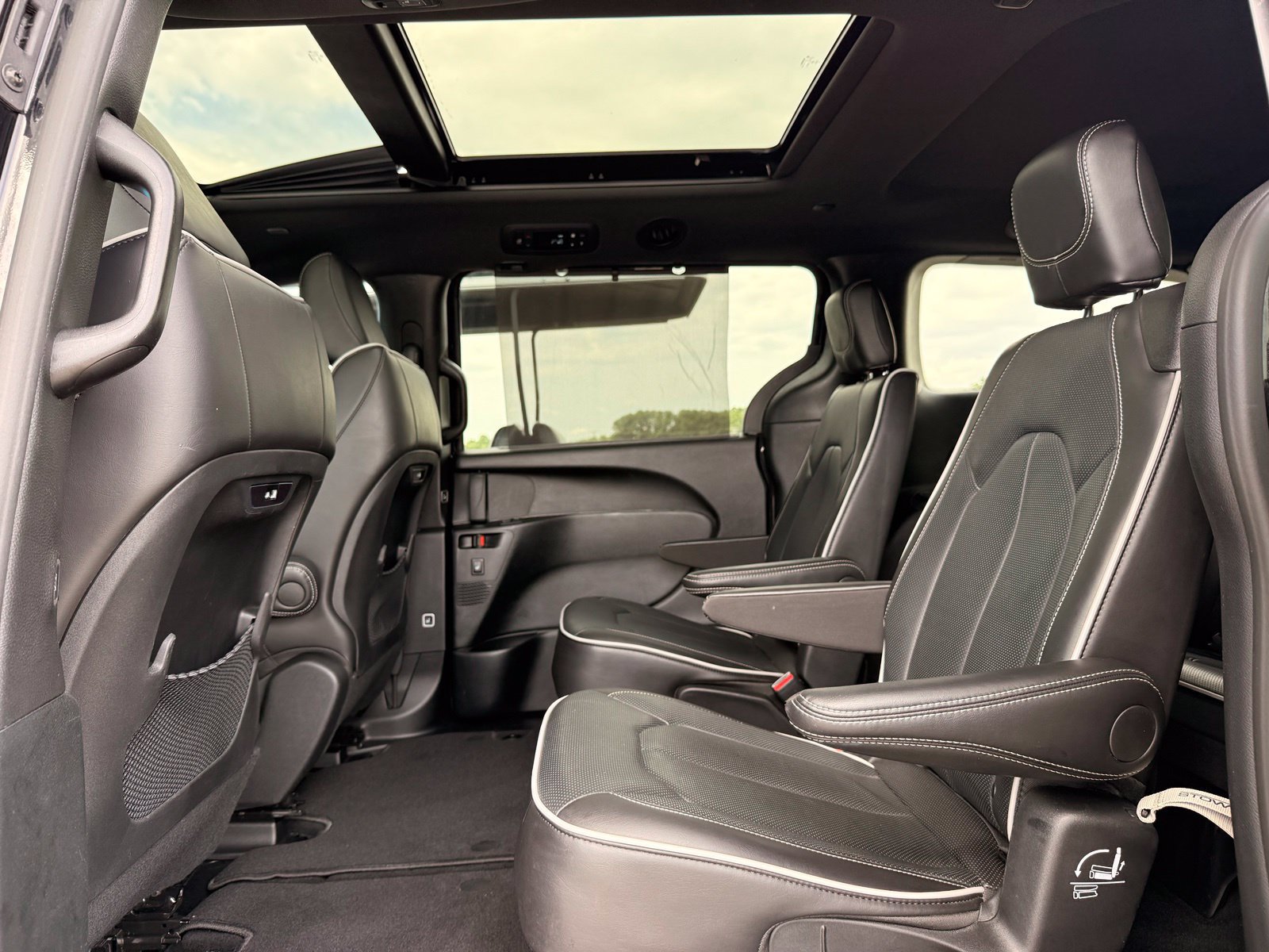 Used 2026 Chrysler Pacifica Limited FWD image 18