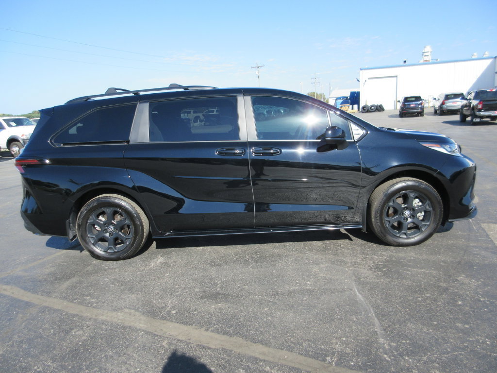 Used 2025 Toyota Sienna XLE Woodland Edition AWD/4WD image 5