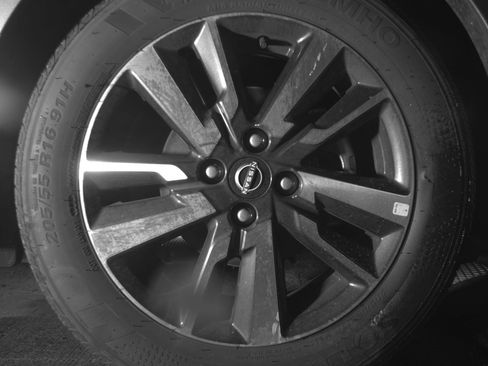 Used 2025 Nissan Versa SV image 13