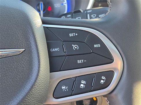 Certified 2023 Chrysler Pacifica Limited FWD image 39
