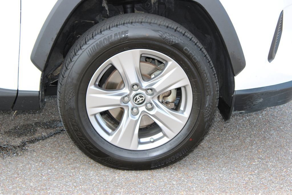 Used 2023 Toyota RAV4 XLE w/ Convenience Package FWD image 5