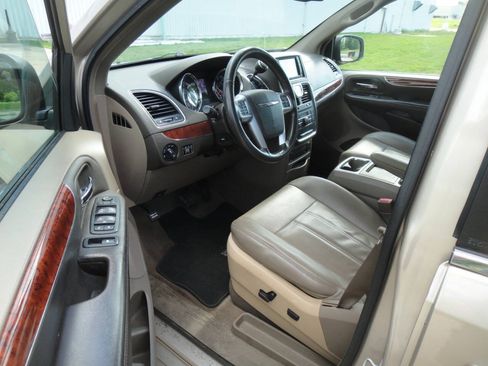 Used 2013 Chrysler Town & Country Touring-L w/ Entertainment Group #2 FWD image 19