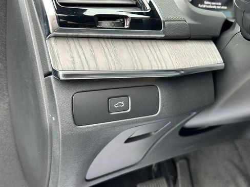Certified 2024 Volvo XC90 B6 Ultimate w/ Protection Package Premier AWD/4WD image 17