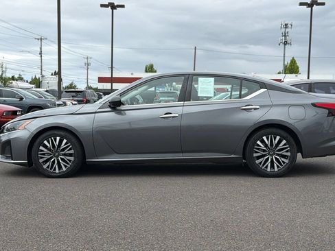 Used 2024 Nissan Altima 2.5 SV FWD image 9