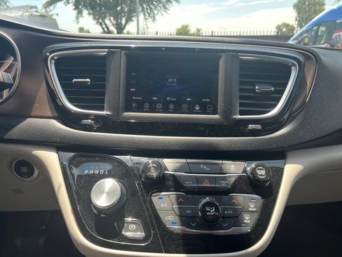 Used 2019 Chrysler Pacifica Touring-L FWD image 14