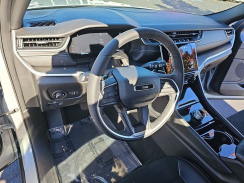 Certified 2023 Jeep Grand Cherokee Altitude image 16