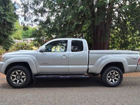 Used 2006 Toyota Tacoma PreRunner RWD image 3