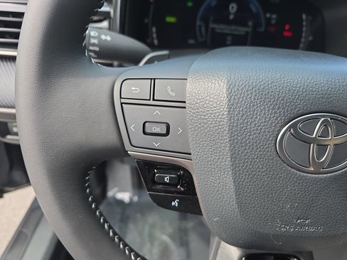 Used 2025 Toyota Camry SE w/ Multimedia Upgrade Package image 18