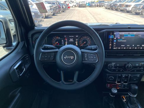 Used 2025 Jeep Gladiator Rubicon AWD/4WD image 16