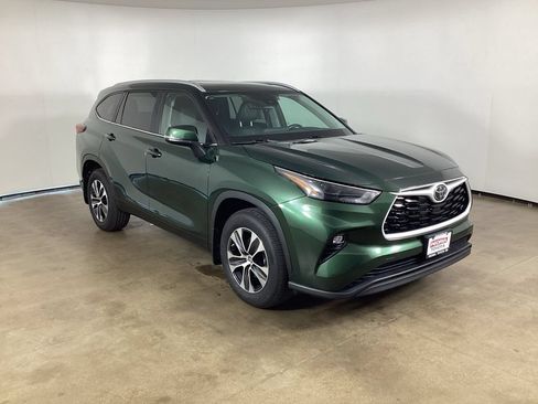 Used 2023 Toyota Highlander XLE AWD/4WD image 4