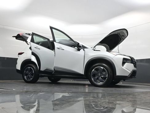 Used 2025 Nissan Rogue SV FWD image 44