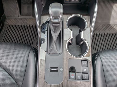 Used 2024 Toyota Highlander Platinum AWD/4WD image 36