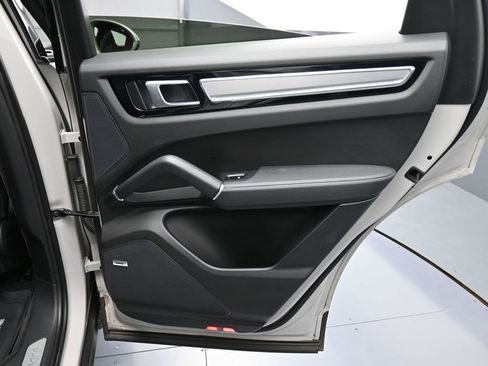 Certified 2023 Porsche Cayenne Platinum Edition image 27