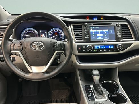 Used 2018 Toyota Highlander XLE w/ Carpet Mat Package (TMS) AWD/4WD image 24