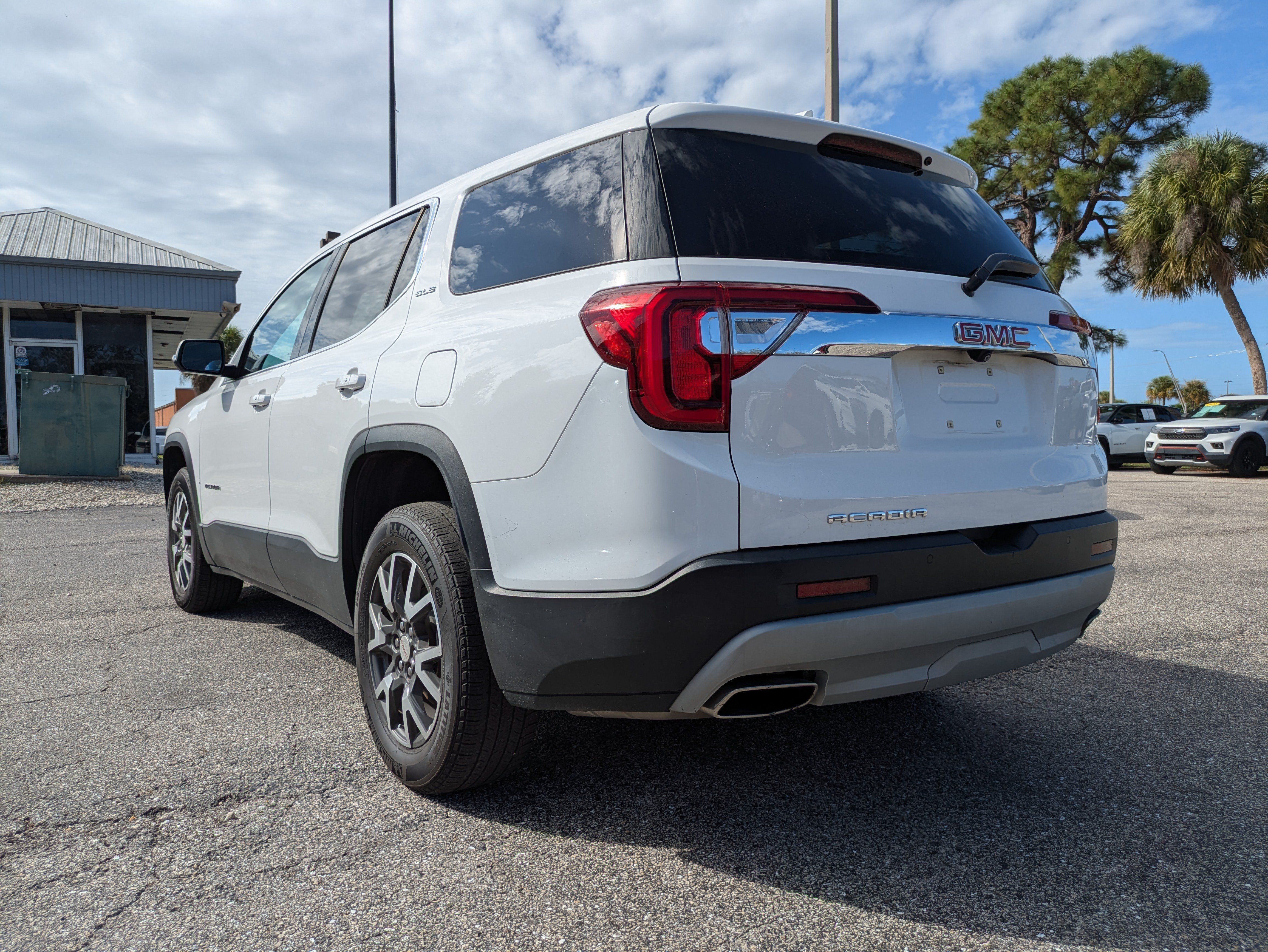 Used 2023 GMC Acadia SLE FWD image 6