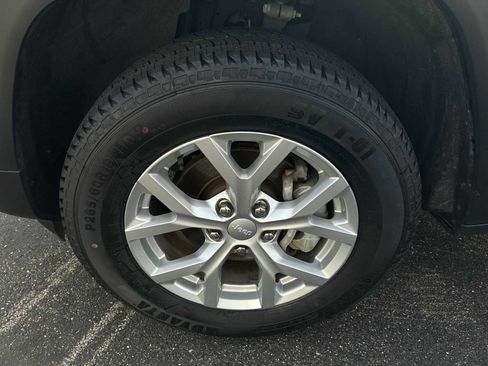 Used 2023 Jeep Grand Cherokee Limited image 34