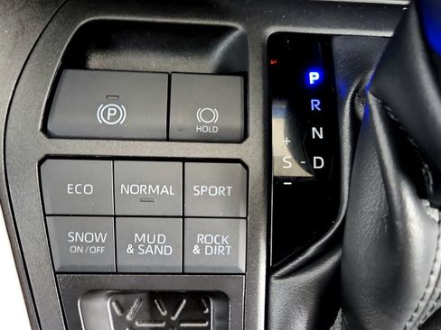 Used 2025 Toyota RAV4 LE AWD/4WD image 33