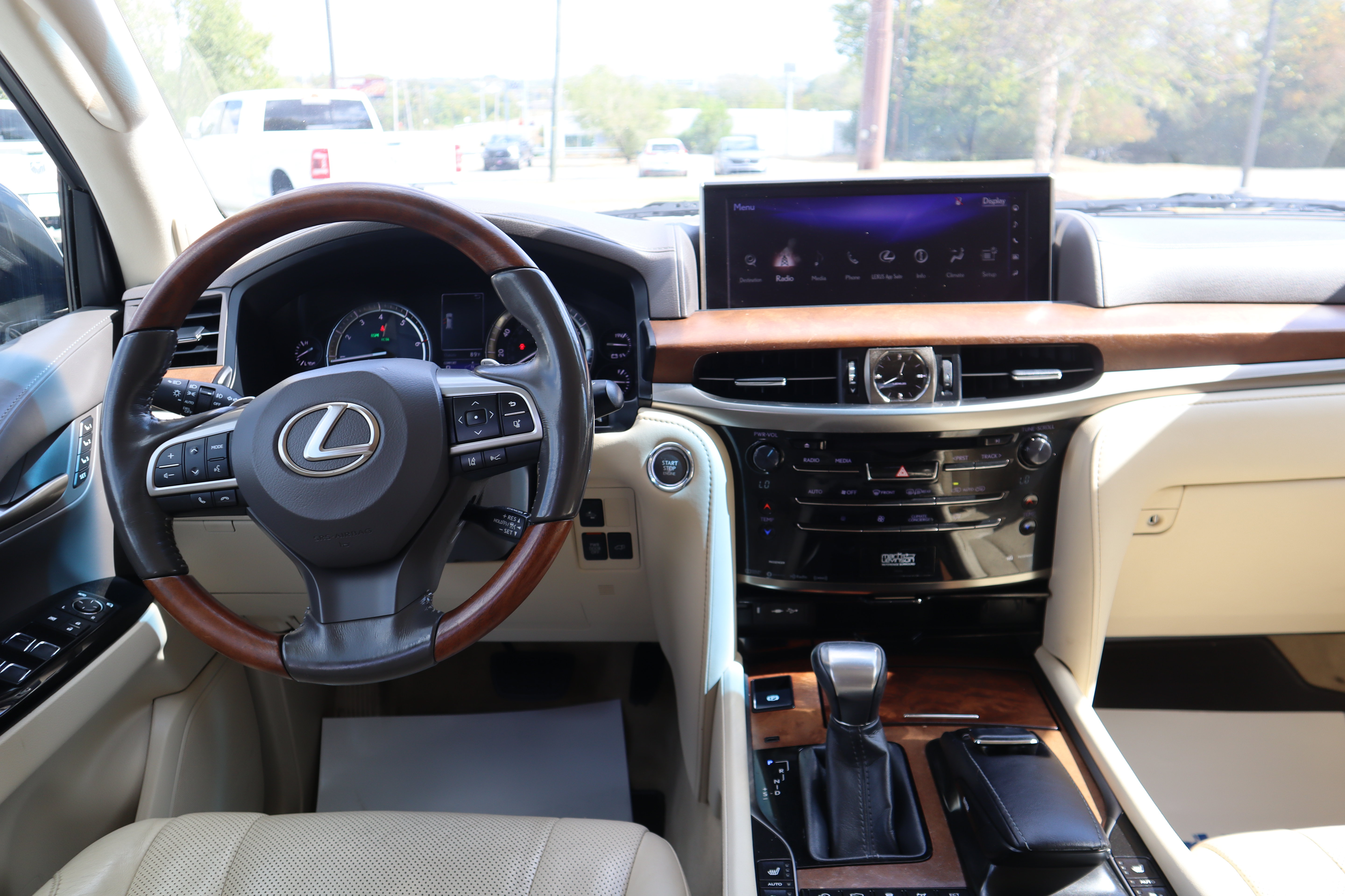 Used 2016 Lexus LX 570 4WD w/ Luxury Package image 13