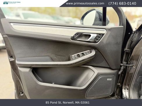 Used 2018 Porsche Macan Turbo AWD/4WD image 37