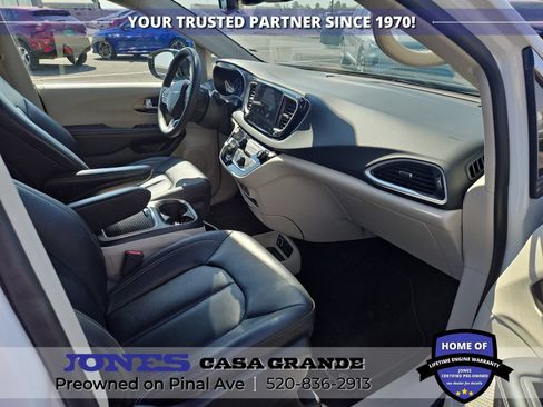 Used 2024 Chrysler Pacifica Touring-L FWD image 12